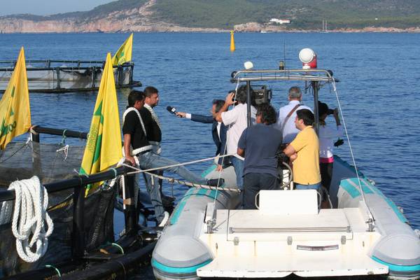 Pescatori s'incatenano per protesta in mare aperto a Alghero