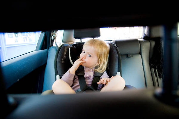 bambini in auto, un dispositivo per evitare le tragedie
