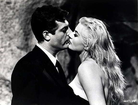 Marcello Mastroianni e Anita Ekberg, il bacio sul set de 'la dolce vita'