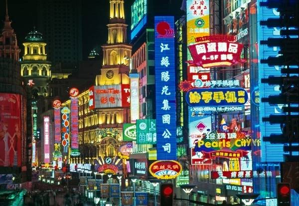 le insegne luminose di negozi, alberghi e locali del quartiere Pudong