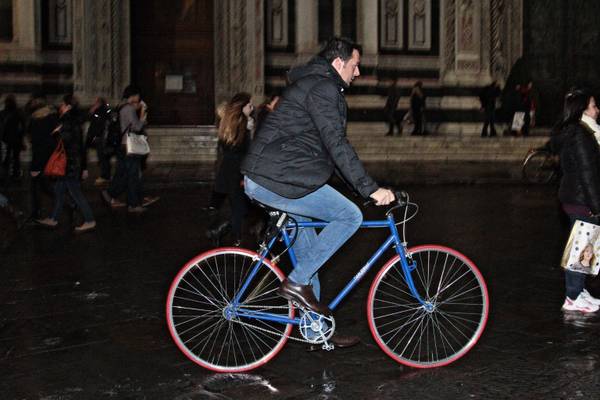 Matteo Renzi in bicicletta per le vie del centro di Firenze