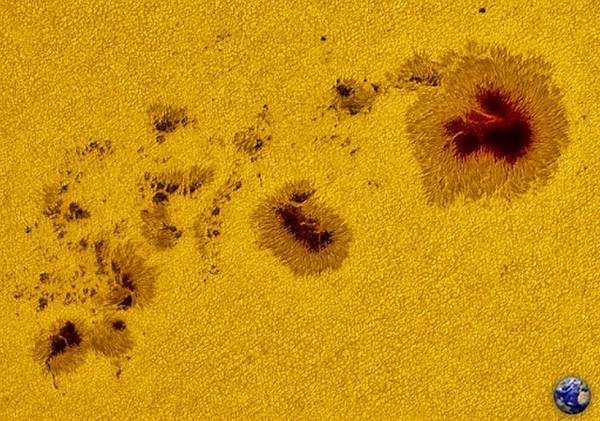 La macchia solare AR1944, la più grande degli ultimi dieci anni (fonte: Karzaman Ahmad, Langkawi National Observatory)