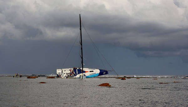 Vela: Volvo Ocean Race, Vestas liberata da barriera corallina