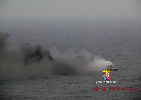 Traghetto in fiamme: 161 in salvo, 317 ancora a bordo
