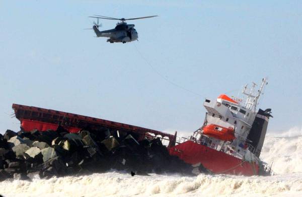 Spagna: nave cargo contro diga La Barre, un ferito