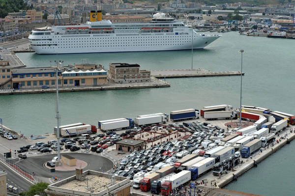 Porti: nuovo caldo weekend con 41 mila passeggeri ad Ancona