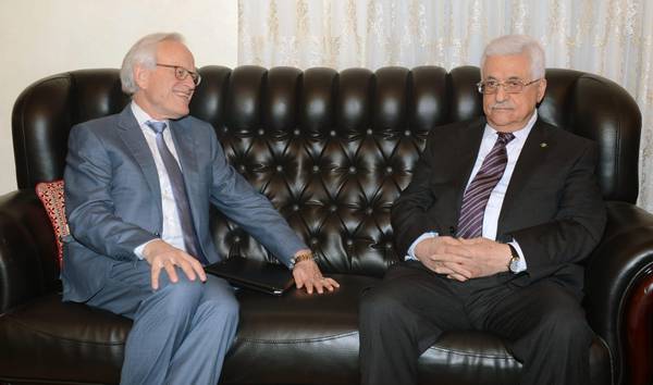 Il presidente palestinese Mahmoud Abbas (Abu Mazen) con il meditore Usa Martin Indyk