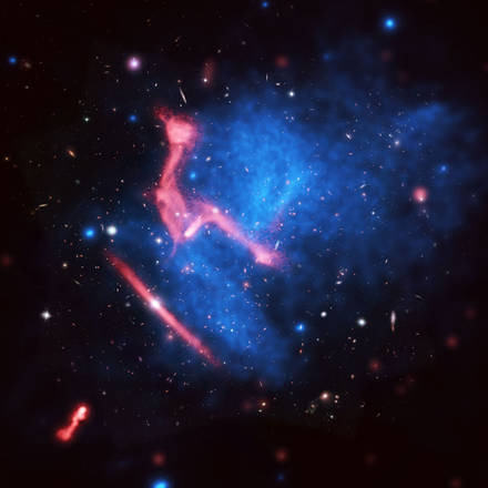 Maxi-collisione tra ammassi di galassie fotografato dal Very Large Array (Vla) e i telescopio spaziale Chandra e Hubble (fonte: Van Weeren, et al.; Bill Saxton, NRAO/AUI/NSF; NASA)