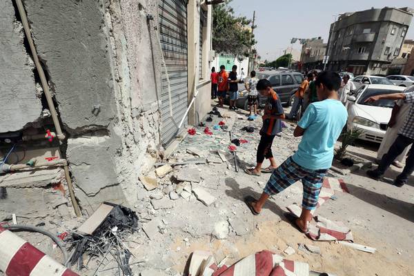I danni di un missile nella guerra tra milizie a Tripoli
