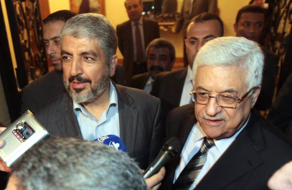 Il leader di Hamas Khaled Meshal (a sin.) con il presidente dell'Anp Mahmoud Abbas (Abu Mazen) al Cairo