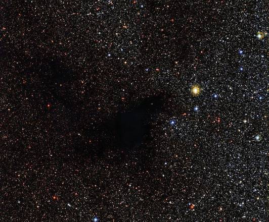 La macchia scura al centro della nebulosa LDN 483 è la regione di formazione delle stelle (fonte: ESO)