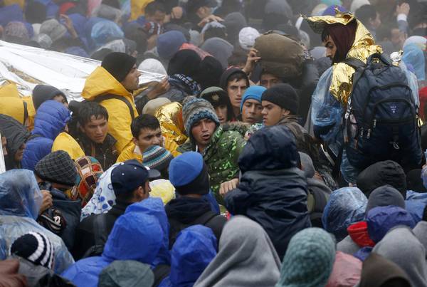 Migranti: centinaia sotto la pioggia tra Croazia e Slovenia