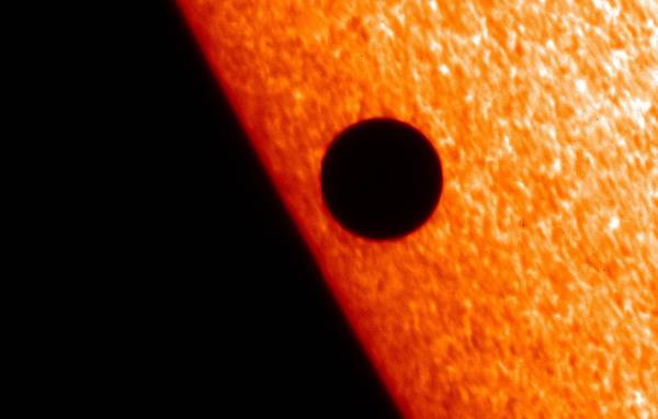 Il transito di Mercurio contro il disco del Sole (fonte: Hinode JAXA/NASA/PPARC)