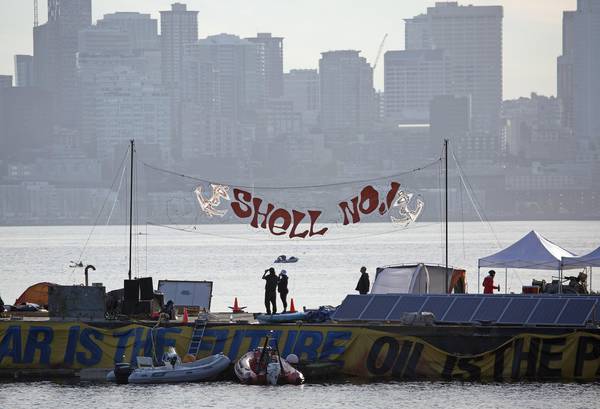 Una protesta degli attivisti Greenpeace che bloccano piattaforma Shell con kayak