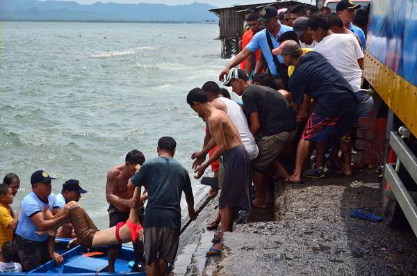 Filippine: traghetto ribaltato, 36 morti e 26 dispersi