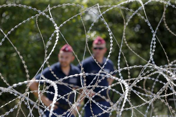 Poliziotti ungheresi osservano 'barriera'