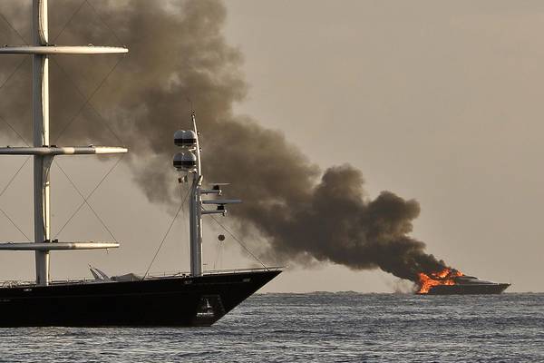 Yacht in fiamme a Napoli: di De Laurentiis che era a bordo