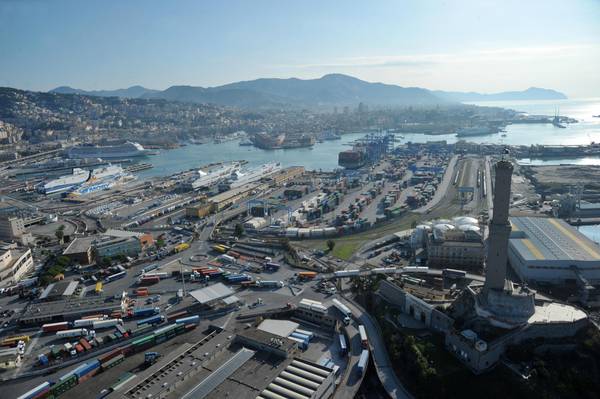 Lanterna e il porto di Genova