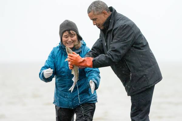 Usa: Obama in Alaska, salmone depone uova sulle sue scarpe