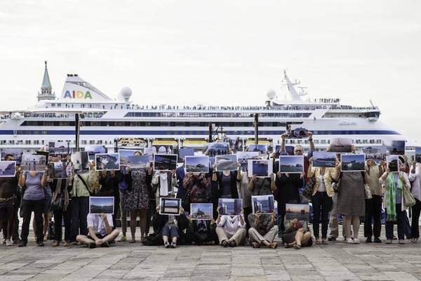 Venezia: Grandi navi; flash mob con grandi foto per dire no