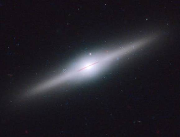 L'unico corpo celeste che potrebbe essere un buco nero di massa intermedia è  HLX-1 (Hyper-Luminous X-ray source 1) (fonte: NASA, ESA, S.Farrell (Sydney Institute for Astronomy, University of Sydney)