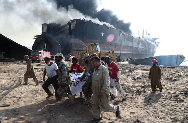 Pakistan: scoppio in cantiere demolizione navi, 16 morti