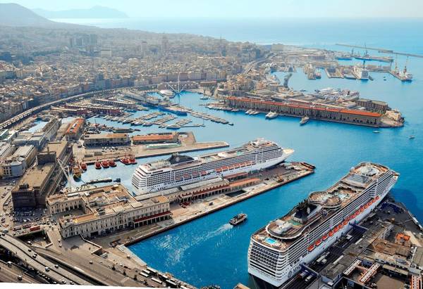 Una veduta del porto di Genova