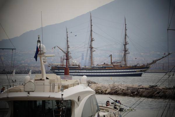 L'Amerigo Vespucci nel Golfo di Napoli