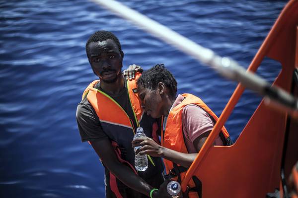 Migranti: soccorsi in 160 al largo della Libia