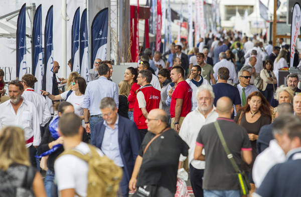 Nautica: i visitatori al Salone Nautico di Genova 2016 nel giorno dell'apertura 