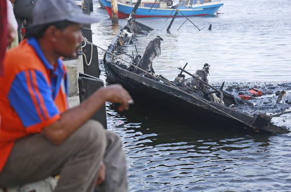 Indonesia: incendio su traghetto, almeno 23 morti
