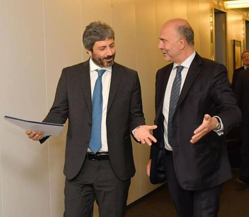 Roberto Fico durante l'incontro con il commissario per gli Affari economici, Pierre Moscovici, nella sede della Commissione Europea, in una foto postata sul profilo Instagram dello stesso presidente della Camera