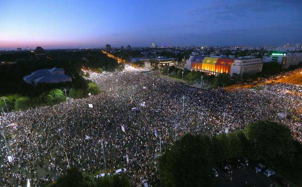 Romanians living abroad protesting against the government