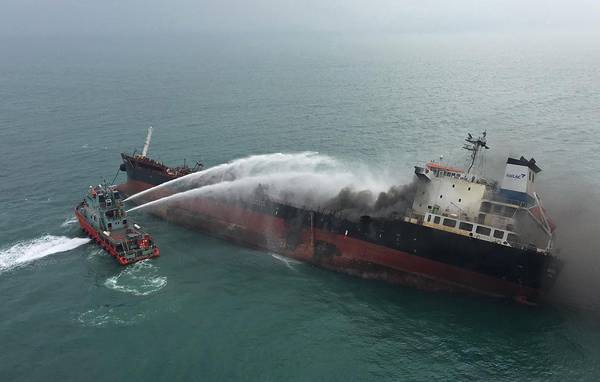 Hong Kong: petroliera in fiamme davanti a Lamma, un morto