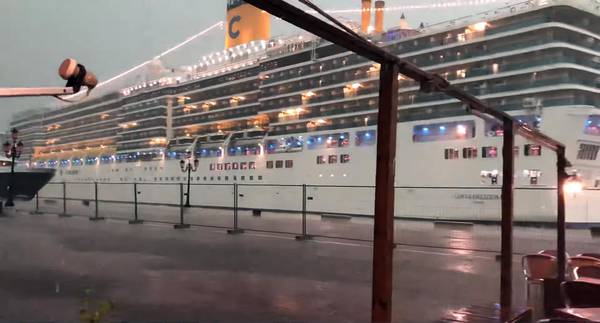 Nave sbanda a Venezia: marinaia yacht fuggono a terra