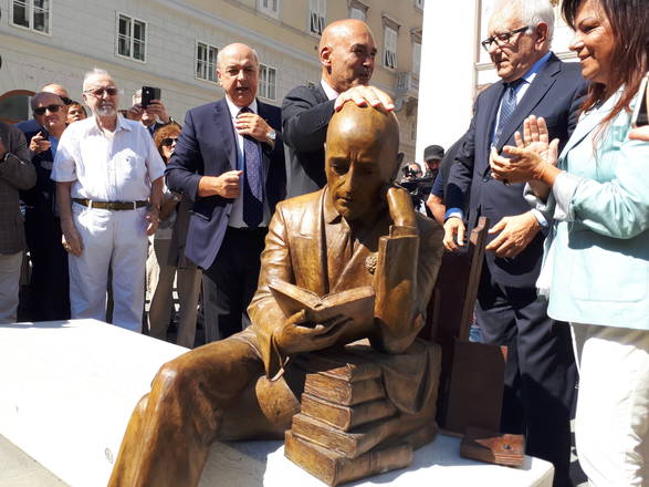Inaugurata a Trieste la statua della discordia di D'Annunzio