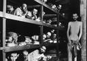 L'interno di un dormitorio del campo di concentramento di Buchenwald. Vi si ammassavano centinaia di deportati denutriti.