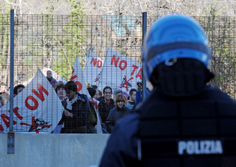 Polizia e manifestanti No Tav in Val di Susa in una foto di archivio