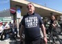 Un imprenditore bresciano e' arrivato al raduno con indosso una maglietta scura con scritto 'Le tasse sono un furto'