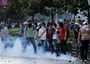I dimostranti sono riusciti a entrare in piazza Taksim e hanno lanciato sassi contro i blindati della polizia
