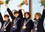 Stefania Belmondo, Gabriella Paruzzi, Karin Moroder e Manuela Di Centa festeggiano a Nagano la medaglia di bronzo nella 4x5km