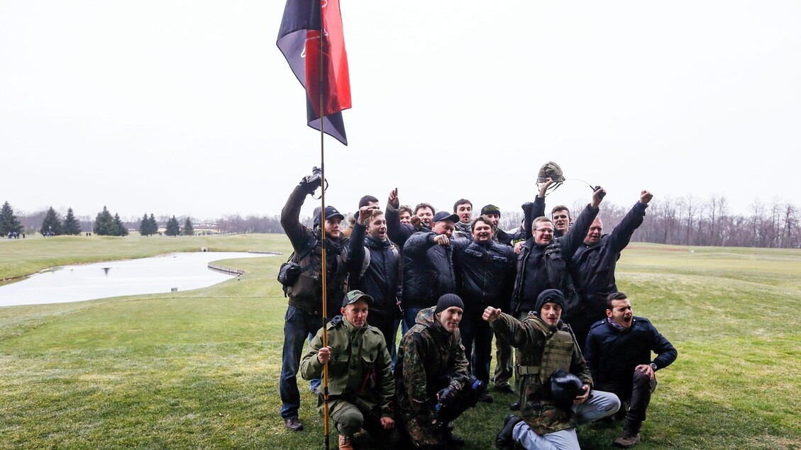 I manifestanti festeggiano sul campo da golf di Ianukovich, il 22 febbraio 2014. - RIPRODUZIONE RISERVATA
