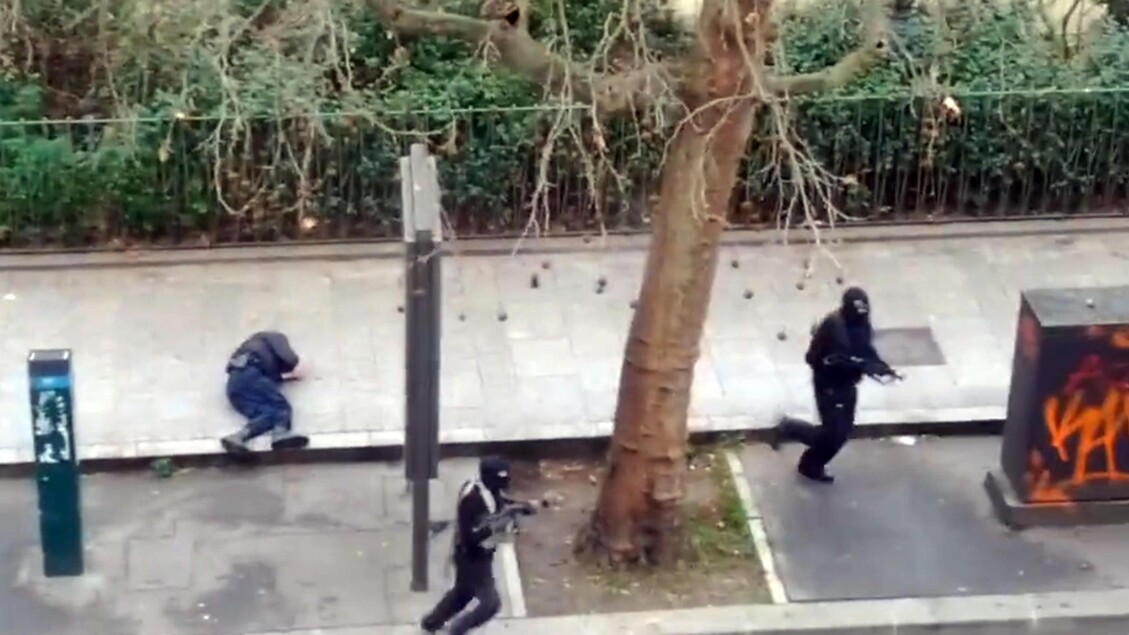 Un fermo immagine tratto dal filmato di un videoamatore postato su Youtube mostra un momento  dell'assalto al giornale satirico Charlie Hebdo, 7 gennaio 2015