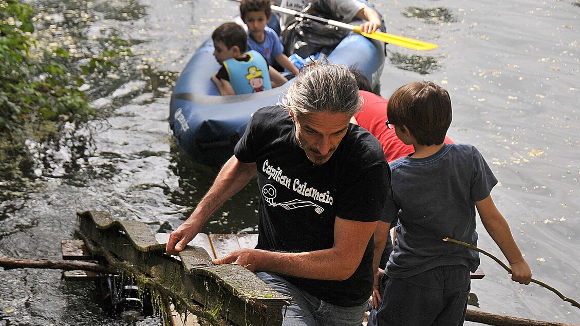 Volontari in canoa ripuliscono il lago