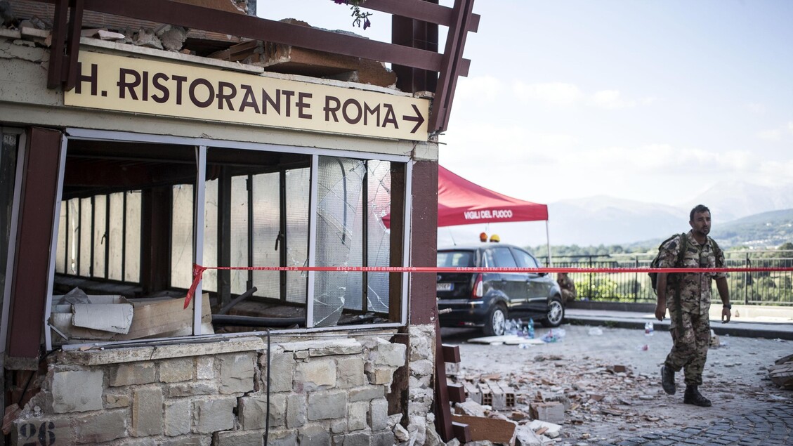 Sisma: crollo Hotel Roma a Amatrice, almeno 2 morti