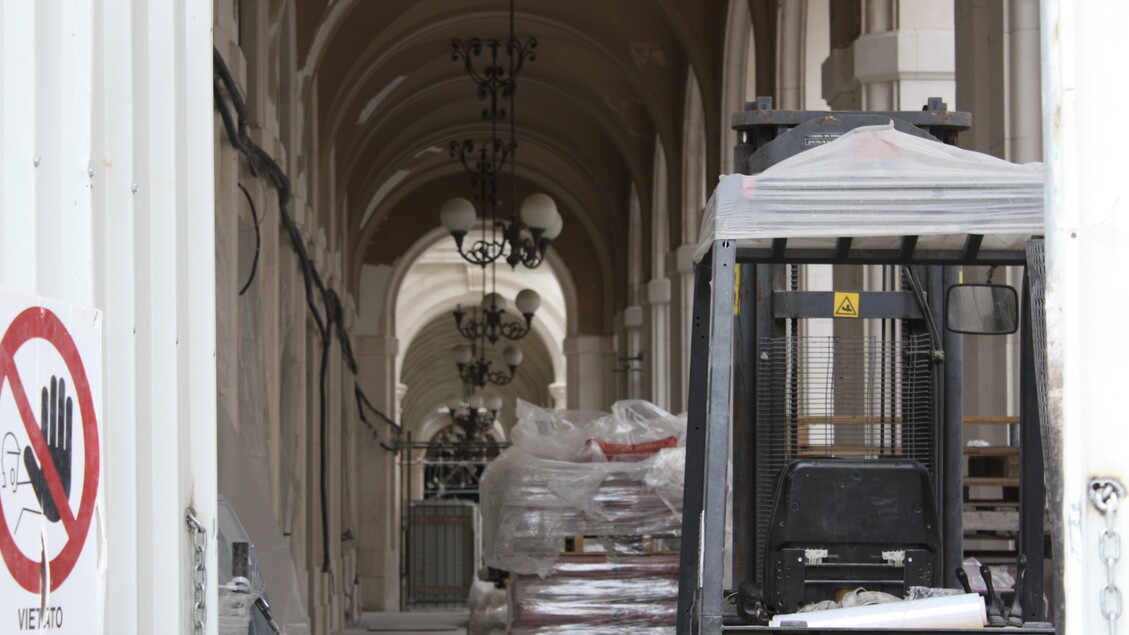 I portici dell'Aquila ancora chiusi, foto Enrica Di Battista ANSA
