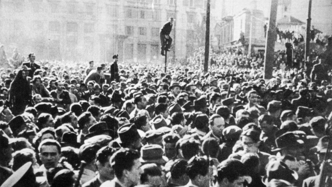 Folla radunatasi per vedere i corpi senza vita Benito Mussolini e Claretta Petacci esposti a piazzale Loreto a Milano, il 29 aprile 1945. Archivio ANSA