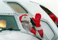 Un Babbo Natale alla guida di un aereo © Ansa