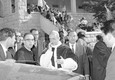 Papa Paolo VI dopo la visita alla Cappella della Redenzione a Gerusalemme. 5 gennaio 1964 © Ansa