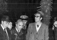 Il giudice istruttore Gerardo D'Ambrosio di spalle accanto ai periti durante il sopralluogo per la morte di Giuseppe Pinelli © Ansa